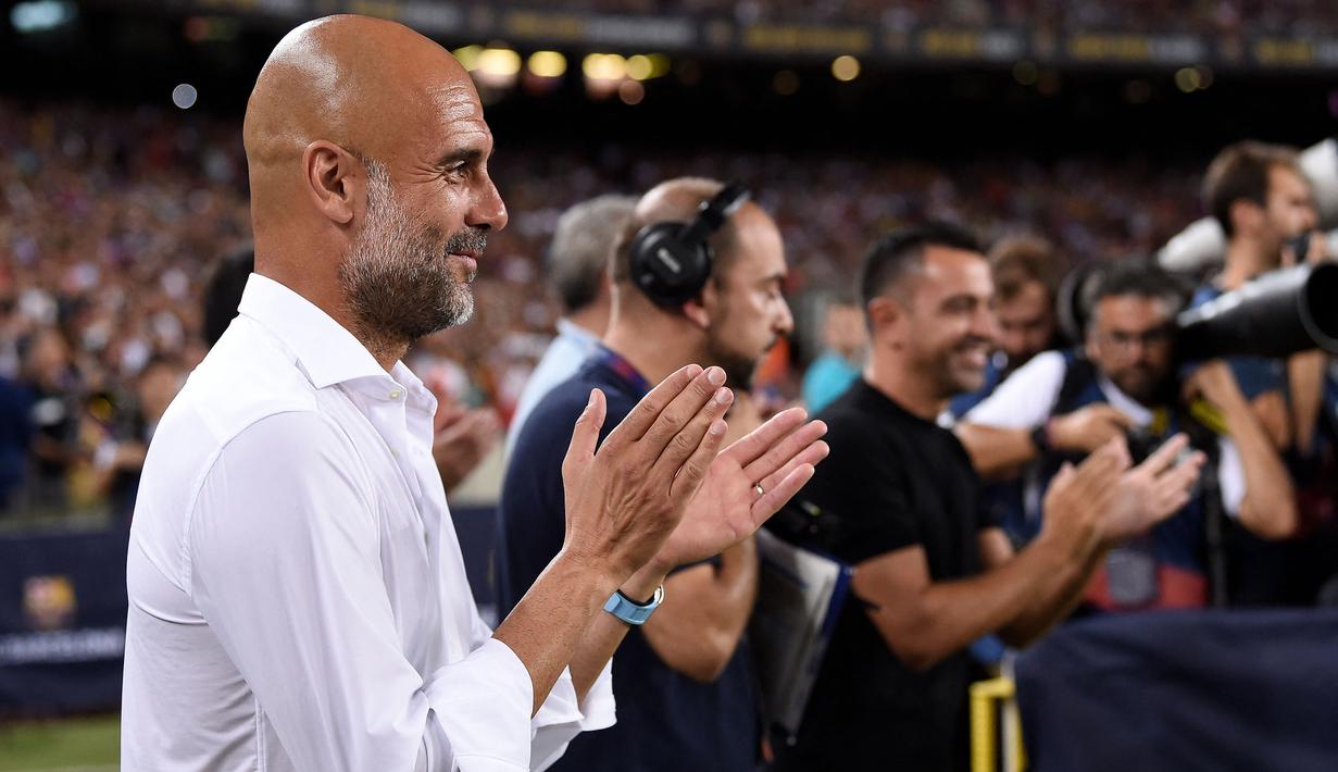 Pertandingan yang digunakan untuk menggalang dana penelitian penyakit Amyotrophic Lateral Sclerosis (ALS) tersebut berlangsung seru. Pep Guardiola maupun Xavi Hernandez sama-sama serius dalam meracik skuat mereka. (AFP/Josep Lago)