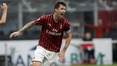 Bek AC Milan, Alessio Romagnoli berselebrasi usai mencetak gol ke gawang Parma pada pertandingan lanjutan Liga Serie A Italia di Stadion San Siro di Milan, Italia (15/7/2020). AC Milan menang telak 3-1 atas Parma. (AP Photo/Luca Bruno)