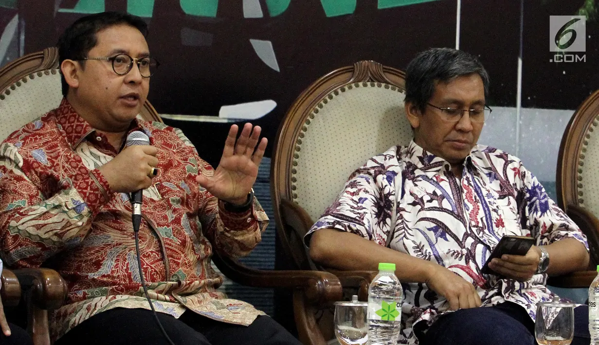Anggota MPR Fraksi Gerindra, Fadli Zon (kiri) bersama pakar komunikasi politik Hamdi Muluk saat menjadi narasumber diskusi Empat Pilar MPR di Jakarta, Jumat (5/10). Menurut Fadli Zon, hoax adalah masalah bersama. (Liputan6.com/JohanTallo)