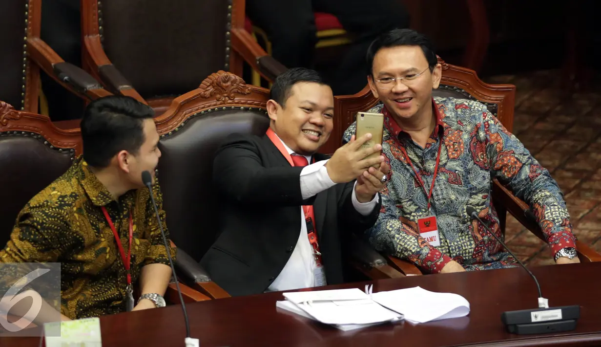 Gubernur DKI Jakarta, Basuki T Purnama foto bersama bakal calon kepala daerah Aceh Barat, Fuad Hadi Woyla saat sidang lanjutan Uji Materi Pasal 70 ayat 3 UU Pilkada mengenai cuti selama kampanye di MK, Jakarta, Senin (5/9). (Liputan6.com/Johan Tallo)