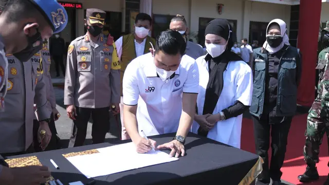 Gilang Widya Pramana saat menyerahkan bantuan paket sembako