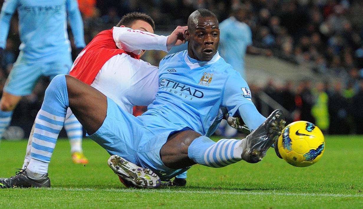 Striker Manchester City, Mario Balotelli berebut bola dengan bek Arsenal, Laurent Koscielny pada laga Liga Inggris 2011/2012 di Etihad Stadium, Manchester (18/12/2011). Mario Balotelli meninggalkan Inter Milan untuk bergabung dengan Manchester City pada awal musim 2010/2011 dengan nilai transfer 29,5 juta euro atau kini setara Rp484 miliar. Bertahan selama 2,5 musim, ia total tampil dalam 80 laga di semua ajang dengan torehan 30 gol dan 7 assist. (AFP/Andrew Yates)