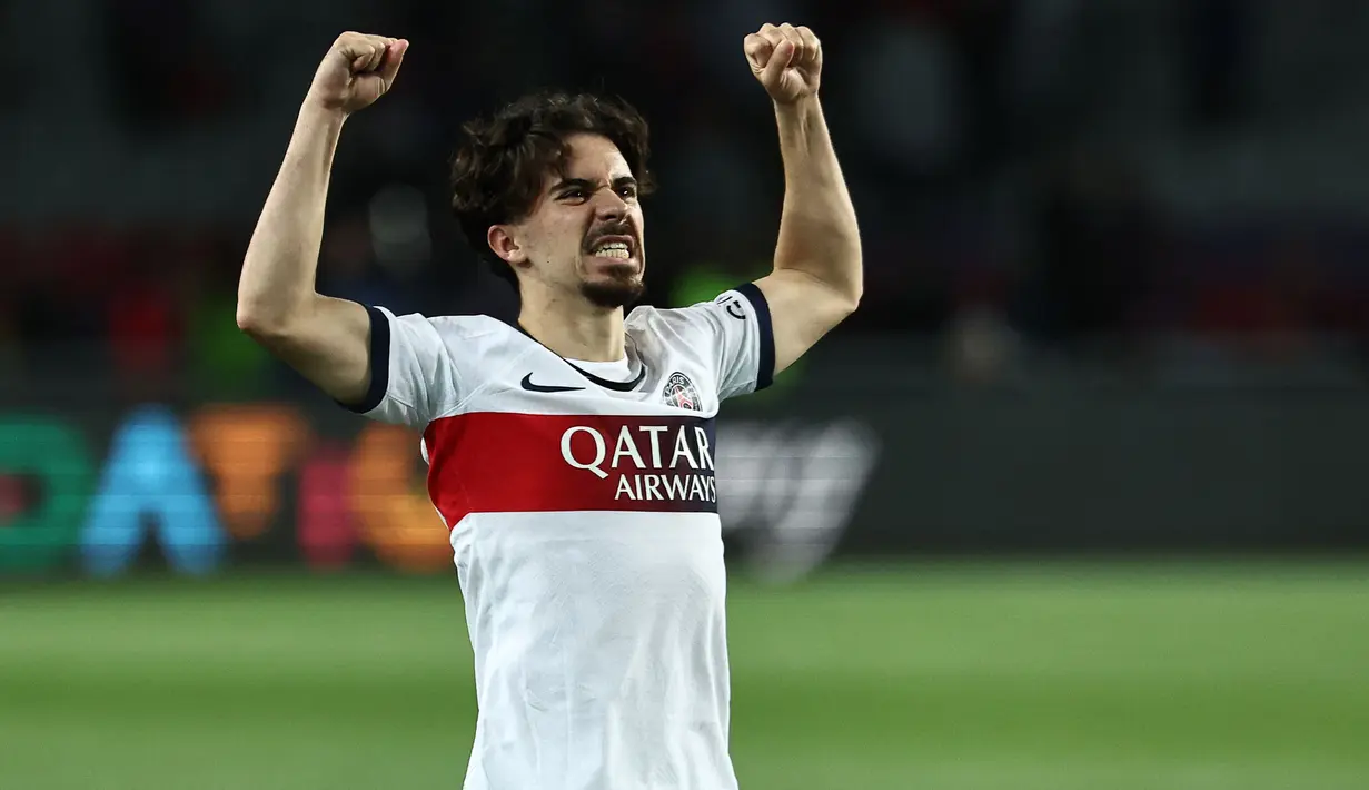 Gelandang berusia 24 tahun, Vitinha didatangkan PSG dari FC Porto pada awal musim 2022/2023 dengan nilai transfer 41,5 juta euro. Hingga kini ia telah bermain dalam 94 laga di semua kompetisi bersama PSG dengan torehan 11 gol dan 9 assist. Bersama Timnas Portugal ia telah mengoleksi 21 caps dengan torehan 1 assist sejak melakukan debut pada 29 Maret 2022. (AFP/Franck Fife)