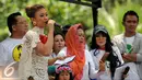 Penyanyi cantik, Agnez Mo (kedua kiri) menyanyikan lagu saat perayaan Hari Perdamaian Internasional di Balai Kota Jakarta, Minggu (20/9/2015). Perayaan tersebut diiringi dengan pembacaan Deklarasi Gerakan Perdamaian. (Liputan6.com/Helmi Fithriansyah)