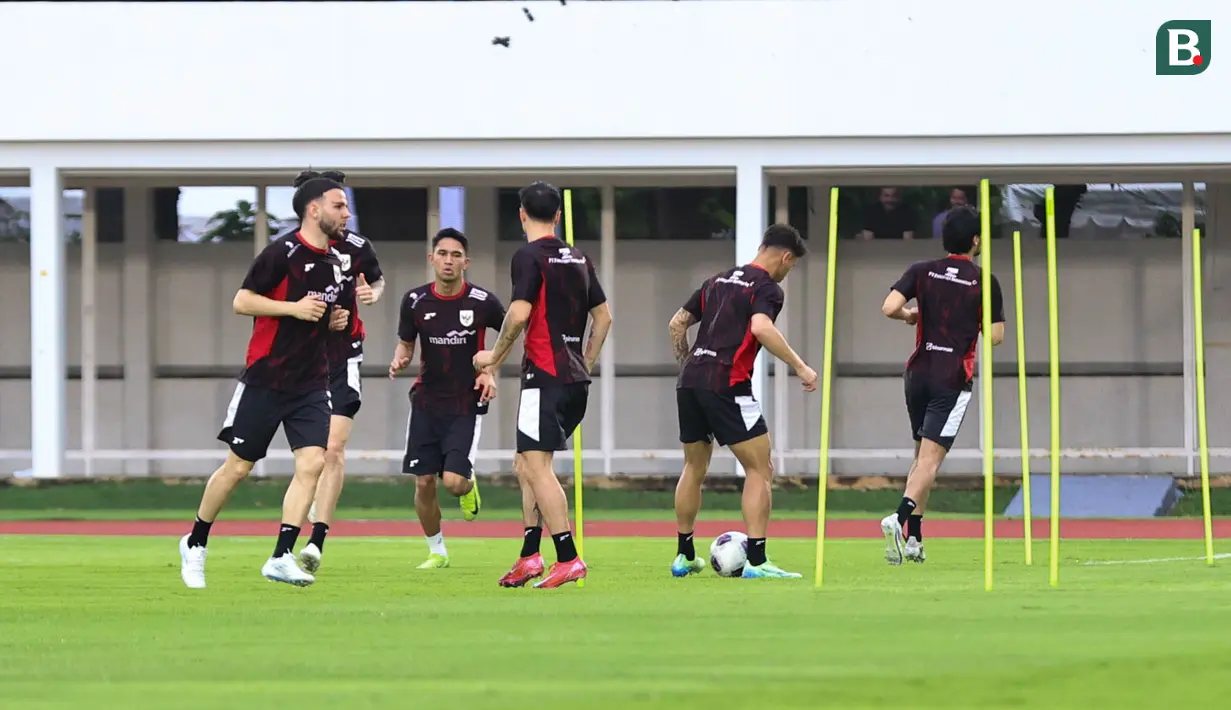 Para pemain Timnas Indonesia saat sesi latihan di Stadion Madya, Gelora Bung Karno, Jakarta, Sabtu (22/3/2025).