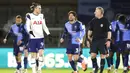 Pemain Tottenham Hotspur Gareth Bale (tengah kiri) bereaksi saat menghadapi Wycombe Wanderers pada pertandingan putaran keempat Piala FA di Stadion Adams Park, High Wycombe, Inggris, Senin (25/1/2021). Tottenham Hotspur melaju ke 16 besar Piala FA usai menang 4-1. (AP Photo/Frank Augstein)