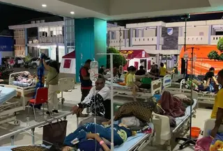 Rumah Sakit Umum Daerah (RSUD) Undata Palu memindahkan sementara sejumlah pasien ke area halaman rumah sakit pasca gempa