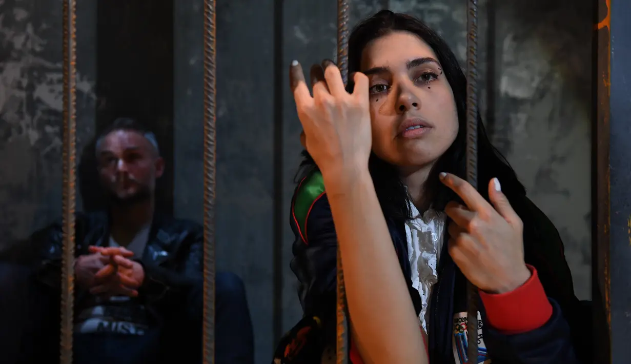 Aktivis politik Nadya Tolokonnikova (kanan), dan musisi group band punk Pussy Riot, Oliver Lansley saat sesi pemotretan di Galeri Saatchi, London (11/11). (AFP Photo / Chris J Ratcliffe)