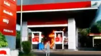 SPBU terbakar setelah seorang pembeli mengisi sendiri bensin ke jeriken. Sementara itu, kawasan Puncak Bogor dipadati pengunjung.