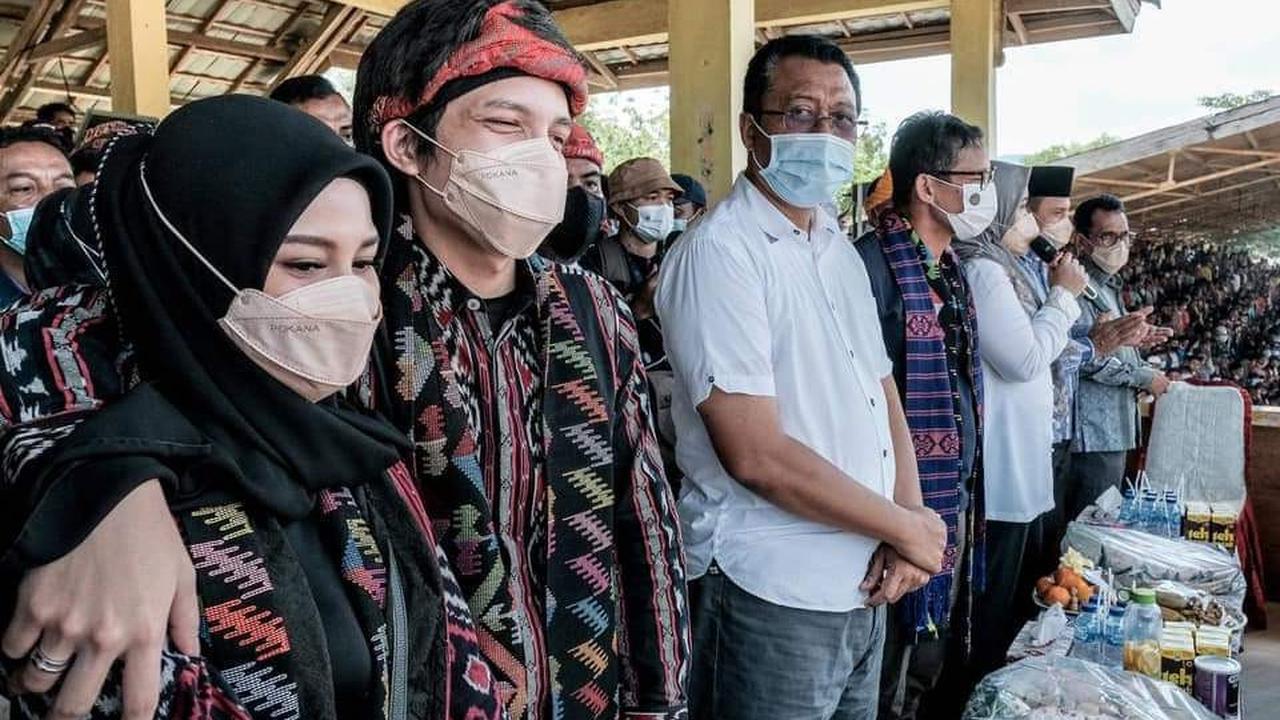 Tonton pacuan kuda di Bima, NTB, pasangan Atta-Aurel tampak mesra. (Foto: Liputan6.com/Hans Bahanan)