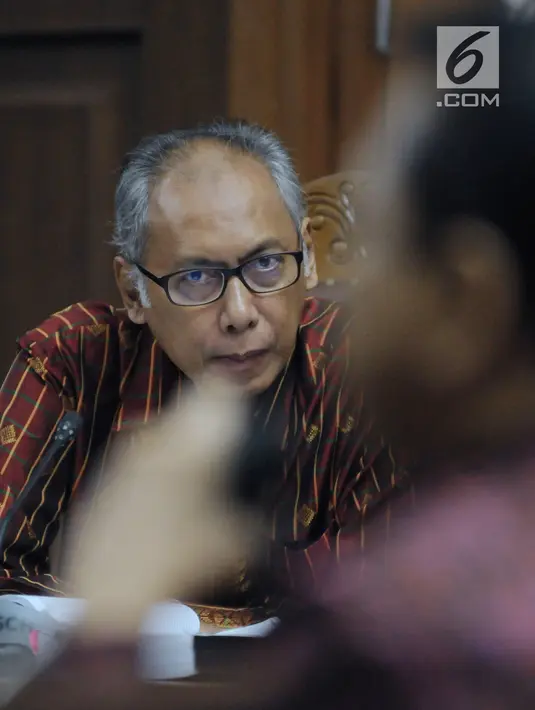 Terdakwa merintangi penyidikan korupsiE-KTP, Bimanesh Sutarjo menyimak keterangan Setya Novantopada sidang lanjutan di Pengadilan Tipikor, Jakarta, Jumat (27/4). Sidang mendengar keterangan Setya Novanto sebagai saksi. (Liputan6.com/Helmi Fithriansyah)
