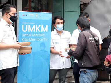 Pengurus HIPMI Jaya memberikan makanan siap saji yang merupakan program UMKM (Untuk Mereka Kita Membantu) di kawasan Kelapa Gading Jakarta Utara. Makanan siap saji untuk pemulung, tukang ojek, sebagai bentuk dukungan dan kepedulian yang terdampak pandemi Covid-19. (Liputan6.com/HO/HIPMI Jaya)