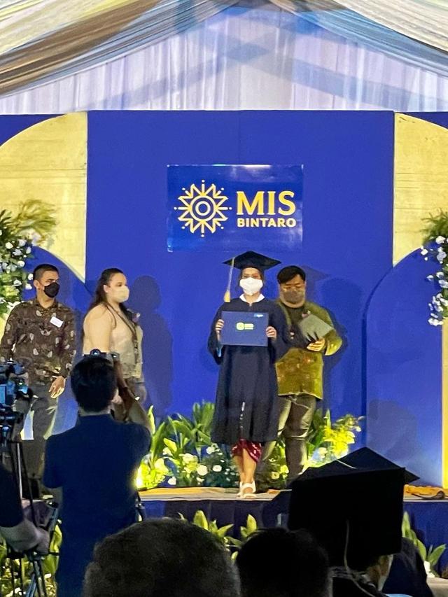 6 Potret Aiska Vairana Anak Ersa Mayori di Acara Wisuda SMA, Curi Perhatian