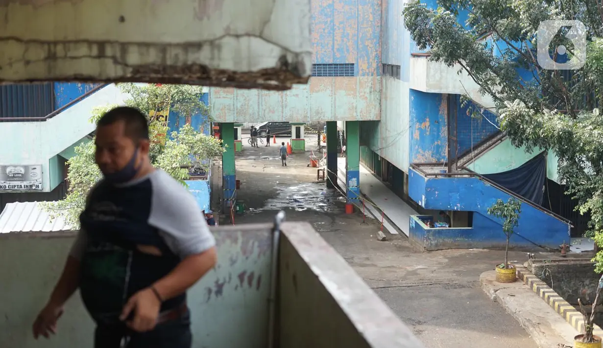 Seorang pria terlihat di Pasar Minggu yang tutup di Kawasan Jakarta Selatan, Minggu (21/6/2020). Penutupan dilakukan menyusul ditemukannya tiga pedagang yang terkonfirmasi positif Covid-19 setelah dilakukan uji usap oleh puskesmas kecamatan beberapa pekan lalu. (Liputan6.com/Immanuel Antonius)