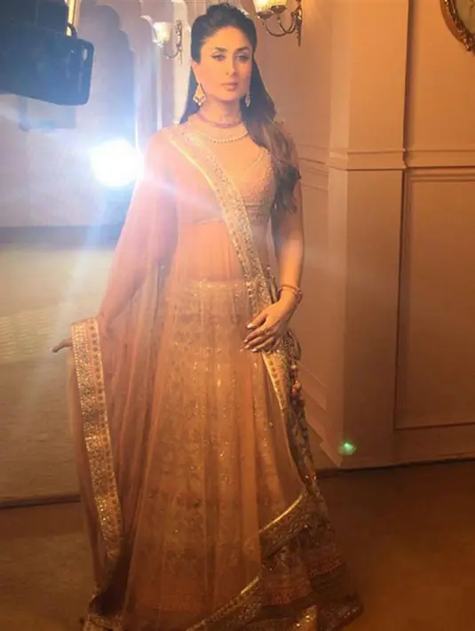 Setelah pulang berlibur nanti, keduanya kembali melanjutkan pekerjaan mereka. Saif akan memulai syuting film terbarunya, CHEF, sedangkan Kareena akan melanjutkan proyeknya. (Instagram/therealkareenakapoor)