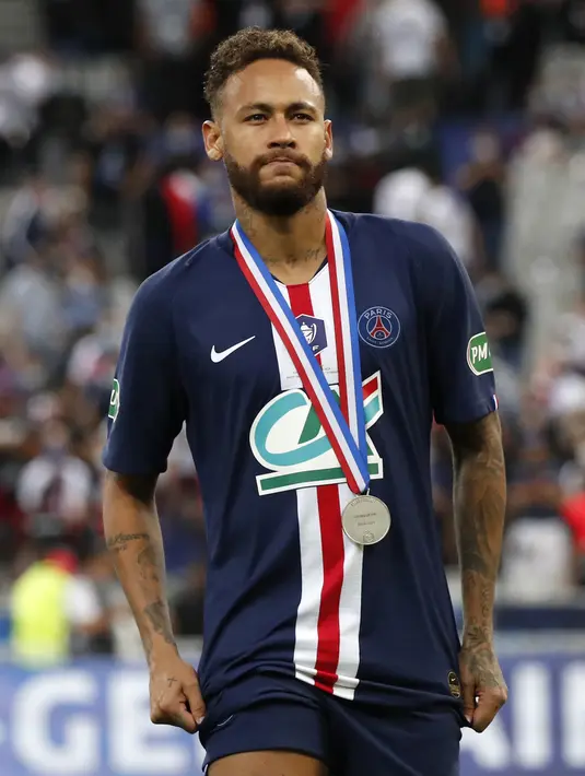Pemain Paris Saint-Germain Neymar merayakan gelar juara Piala Prancis usai mengalahkan Saint-Etienne pada pertandingan final di Stade de France, Saint Denis, Paris, Prancis, Jumat (24/7/2020). PSG menang 1-0. (AP Photo/Francois Mori)