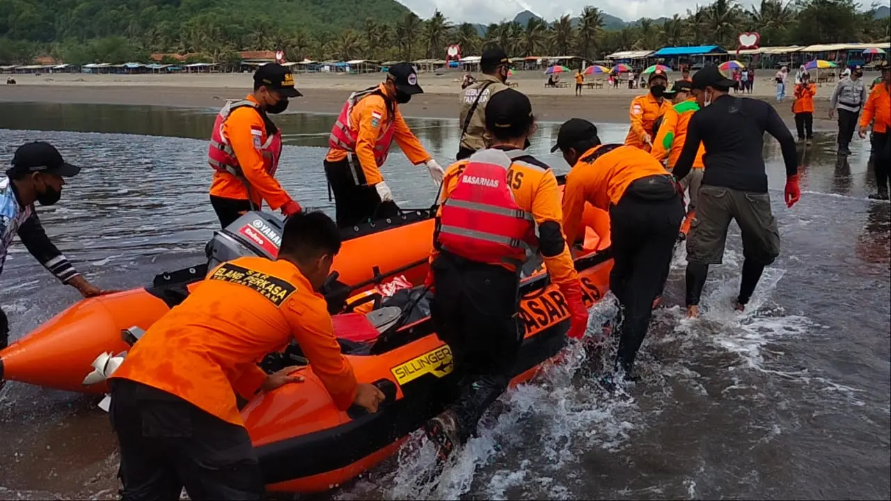 Tim SAR gabungan mengevakuasi jenazah korban kedua di Pantai Suwuk, Kebumen, Senin (3/1/2021). (Foto: Liputan6.com/Basarnas)