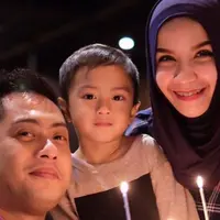 Ferry Ardiansyah dan Tasya Nur Medina bersama putra tercinta mereka (Instagram/@keefebazli)