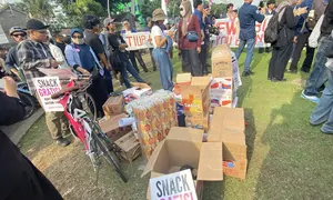 Makanan gratis untuk pendemo di tugu tani. (liputan6.com/tisha maulida fazriah).