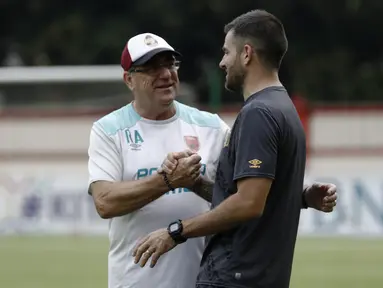 Pelatih PSM Makassar, Rene Alberts, bersalaman dengan pelatih Bhayangkara FC, Simon McMenemy, saat bertemu di Stadion PTIK, Jakarta, Minggu (2/12). Keduanya akan bertemu pada pekan ke-33 Liga 1. (Bola.com/Vitalis Yogi Trisna)