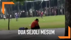 Dua sejoli terekam kamera melakukan aksi mesum di alun-alun Kota Jember. Akibatnya, Satpol PP turun tangan lakukan imbauan.