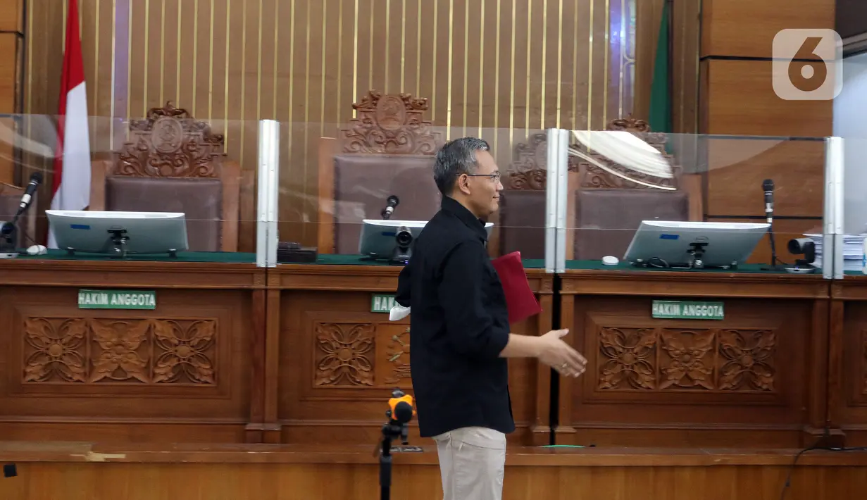 Terdakwa kasus merintangi penyidikan atau "obstruction of justice" pembunuhan berencana terhadap Nofriansyah Yosua Hutabarat atau Brigadir J, Agus Nurpatria bersiap menjalani sidang lanjutan di PN Jakarta Selatan, Kamis (1/12/2022). Sidang lanjutan kasus pembunuhan berencana terhadap Brigadir J tersebut kembali digelar dengan agenda pemeriksaan enam saksi yang dihadirkan oleh jaksa penuntut umum. (Liputan6.com/Johan Tallo)