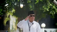 Ketua umum Partai Gerindra Prabowo Subianto memberikan hormat kepada para pendukungnya usai mendaftarkan bakal calon pasangan Presiden dan wakil presiden di Komisi Pemilihan Umum (KPU), Jakarta, Kamis (10/8).(Merdeka.com/Imam Buhori)