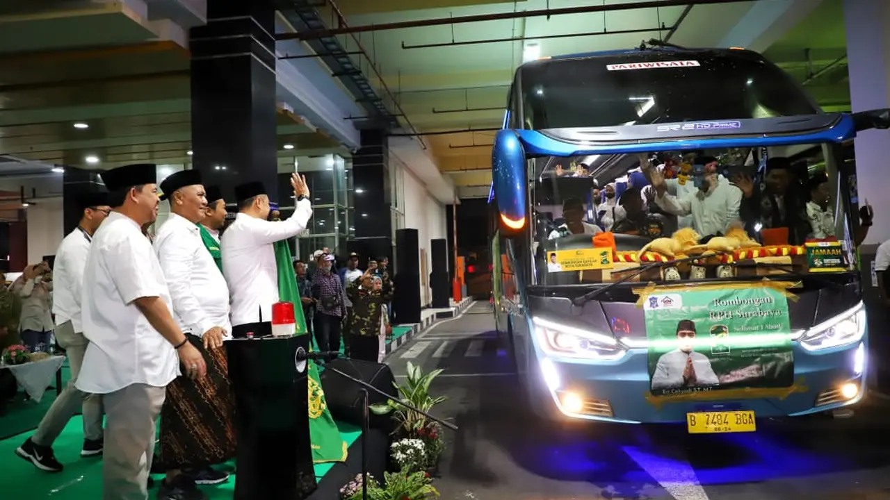 Eri Cahyadi melepas rombongan jemaah harlah 1 abad NU ke Sidoarjo. (Dian Kurniawan/Liputan6.com)
