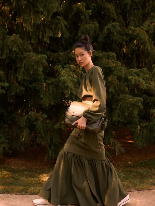 Lewat kacamata Longchamp, mahasiswa dilihat sebagai para gadis yang berbagi apartemen dengan sesama mahasiswa lainnya di ibu kota. Mereka beradaptasi dengan kehidupan di Paris, mengembangkan gaya mereka yang memanfaatkan keberagaman inspirasi. [Foto: Document/Longchamp]