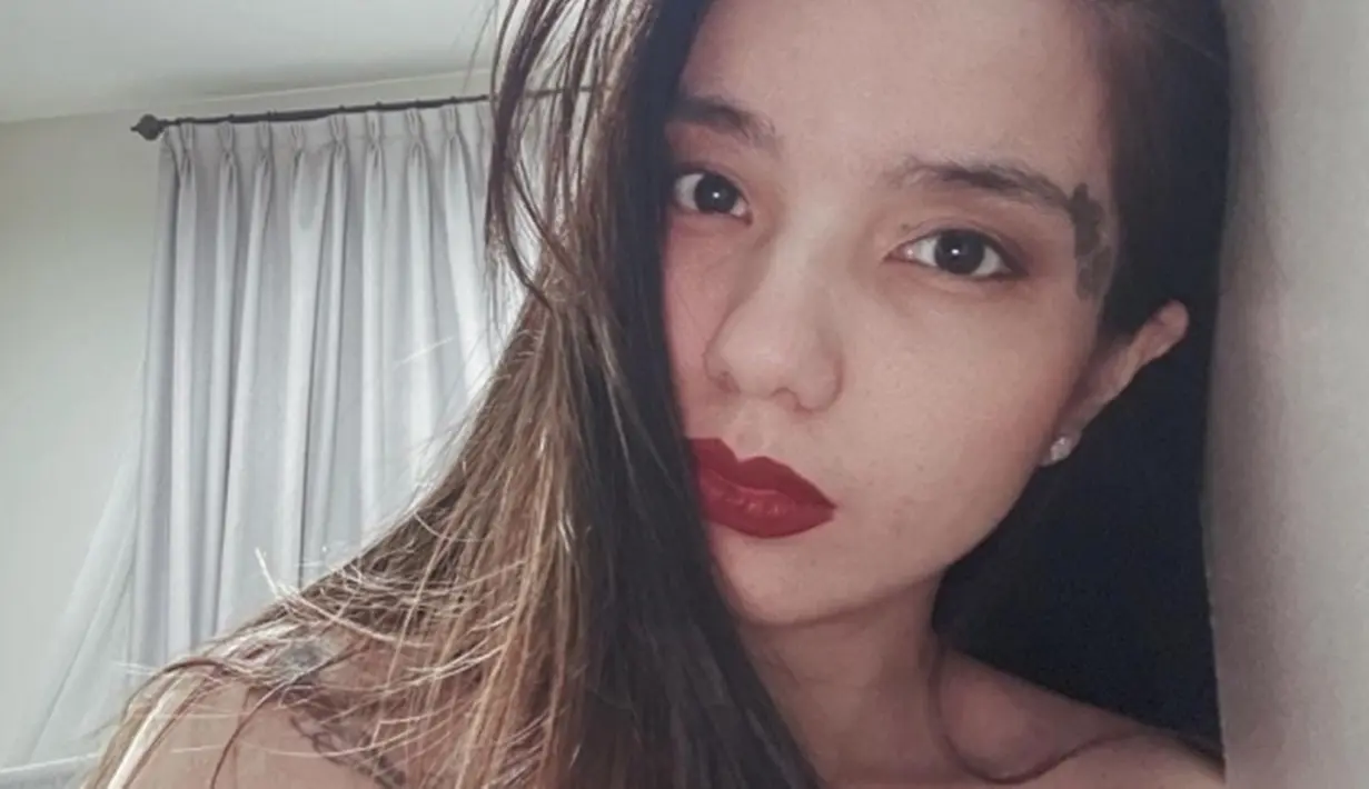 Tampak jelas tato di sebelah mata menghiasi paras cantik Sheila Marcia. Dulu ibu dua anak ini menggunakan tato untuk menghilangkan rasa sakit yang dialaminya. Ia mengatakan bahwa itu merupakan keinginan dirinya sendiri dan tanpa paksaan. (Liputan6.com/IG/@itssheilamj)