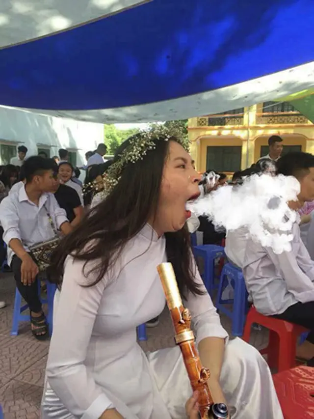 Ulah Kocak Warganet Isengi Foto Gadis yang Menguap