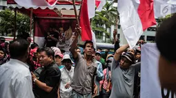 Massa yang tergabung dalam Komite Penyelamat Asset Negara menggelar unjuk rasa di Gedung Granadi, Jakarta, Senin (17/12). Dalam aksinya, mereka menuntut penyitaan sejumlah aset milik Yayasan Supersemar, termasuk Gedung Granadi (Liputan6.com/Faizal Fanani)