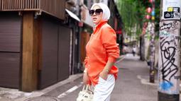 Liburan di Jepang, Syahrini pancarkan pesona cantiknya dalam balutan busana stylish. Memberikan penampilan ala cewek kue, Syahrini pakai hijab putih yang dipadukan dengan kemeja oranye dan celana putih, serta tas warna putih.(Liputan6.com/IG/@princessyahrini)