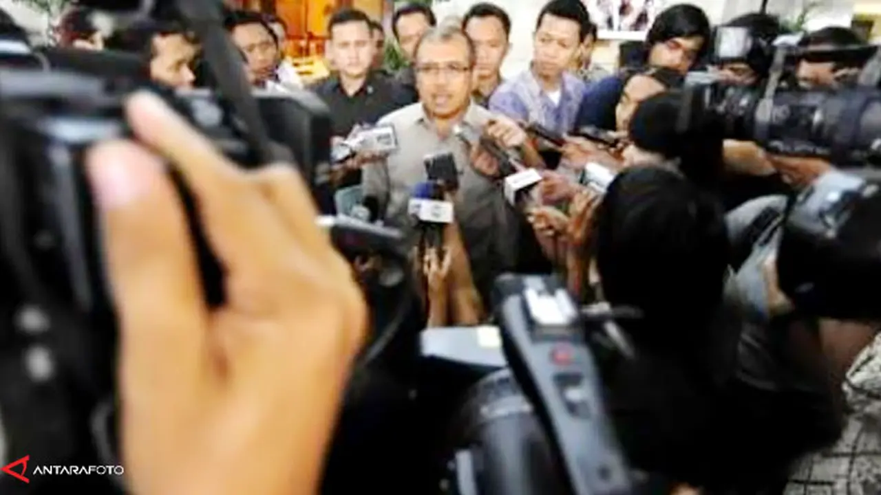 patrialis-akbar-pengangkatan-130730b.jpg
