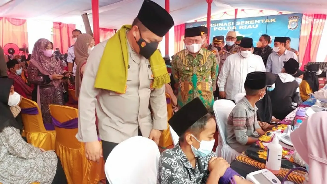 Kapolda Riau melihat santri yang mengikuti vaksinasi massal memperingati Hari Santri Nasional di Kabupaten Kampar.