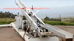 Drone Zipline diluncurkan dalam demonstrasi penerbangan di lokasi dirahasiakan di San Francisco Bay Area, California, 5 Mei 2016. Drone buatan Zipline ini mampu terbang sejauh 120 km dan dapat membawa beban hingga berat 1,5 kg. (REUTERS/Stephen Lam)