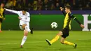 Tembakan pemain Tottenham, Son Heung-min menjebol gawang Borussia Dortmund pada laga grup H Liga Champions di Signal Iduna Park, Dortmund, (21/11/2017).  Tottenham menang 2-1. (AP/Martin Meissner)