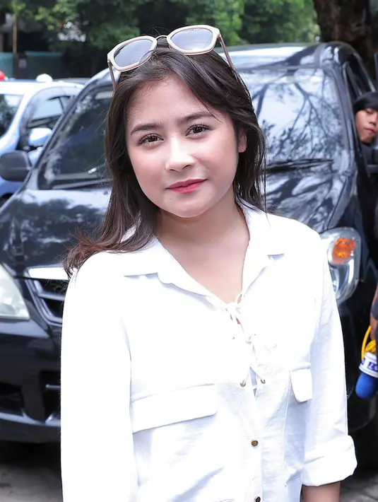 Kedekatan Prilly Latuconsina dan Teuku Rassya sering terlihat di media sosial. Bahkan belum lama ini, pesinetron yang dikenal lewat Ganteng Ganteng Serigala itu mengaku kangen dengan Rassya melalui video call. (Deki Prayoga/Bintang.com)