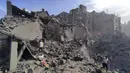 Warga Palestina memeriksa kerusakan bangunan yang hancur akibat serangan udara Israel di kamp pengungsi Jabalia di pinggiran Kota Gaza, Selasa, 31 Oktober 2023 (AP Photo/Abdul Qader Sabbah)