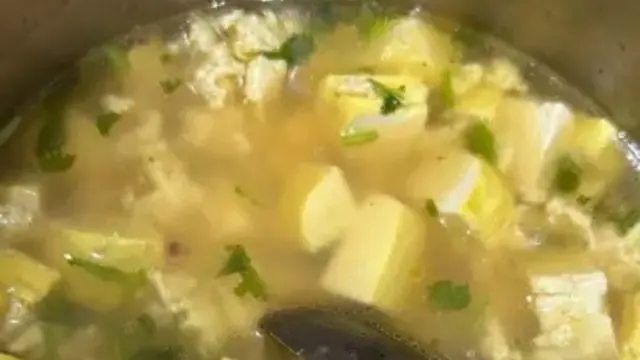 Resep sup tahu telur bening. (dok. Cookpad @adete_1010)