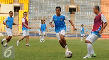 Pesepakbola Indonesia yang tergabung dalam Primavera Baretti melakukan latihan di Stadion GBK Jakarta, Kamis (19/5/2016). Primavera Baretti akan melakoni laga persahabatan melawan para legenda Italia, Sabtu (21/5). (Liputan6.com/Helmi Fithriansyah)