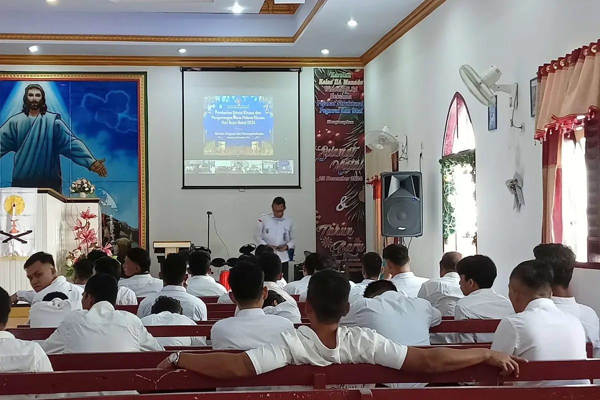 Kepala Divisi Pemasyarakatan Kemenkumham Sulut Aris Munandar K yang mengikuti penyerahan remisi Natal tahun 2024 di dalam Gereja Fungsional Abigail Rumah Tahanan Negara (Rutan) Kelas IIA  Manado.