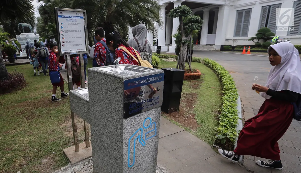 Anak-anak melintas di depan fasilitas air siap minum (Drinking Fountain) di Museum Nasional, Jakarta, Kamis (8/11). Fasilitas ini disediakan Palyja untuk menyediakan air siap minum. (Liputan6.com/Fery Pradolo)