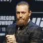 Conor McGregor saat konferensi pers untuk pertarungan seni bela diri campuran UFC 246 melawan Donald "Cowboy" Cerrone di Las Vegas (15/1/2020). Ini adalah kali ketiga McGregor tampil di kelas welter setelah dua kali bertarung melawan Nate Diaz. (AP Photo/John Locher)