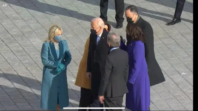 Kedatangan rombongan Joe Biden dan Kamala Harris di Gedung Capitol Hill, AS untuk mengikuti upacara pelantikan pada Rabu (20/1/2021). (Siaran langsung VOA)
