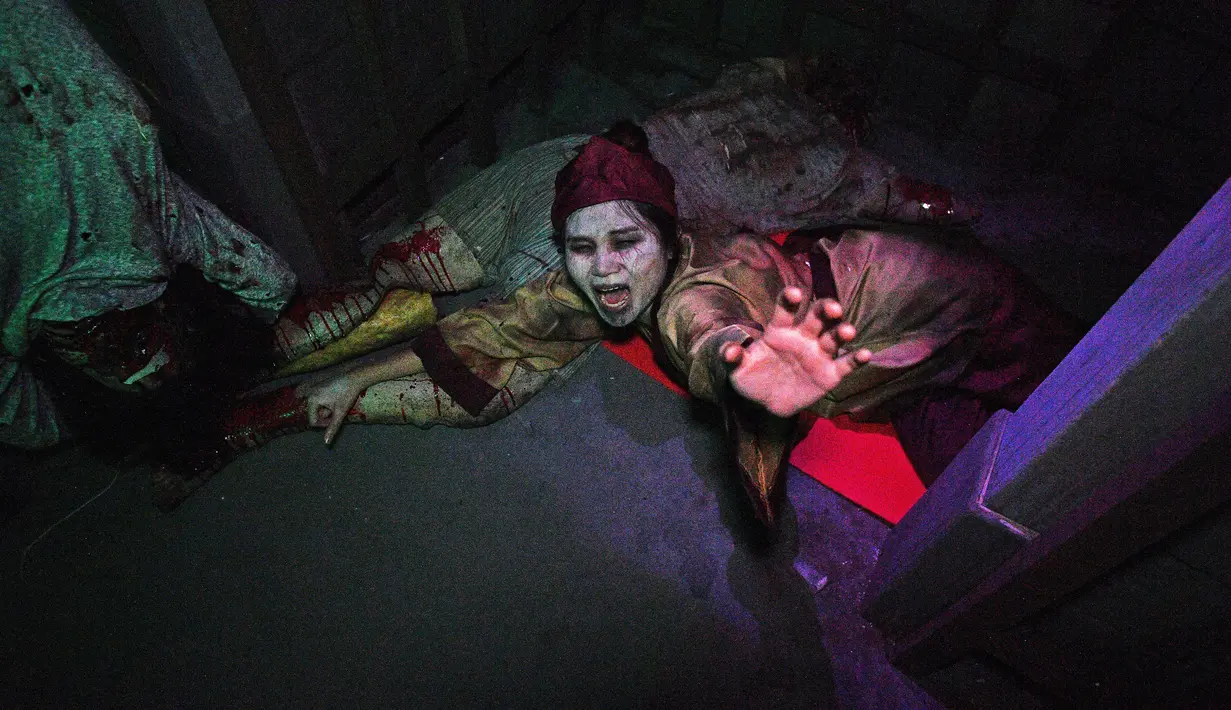 Seorang aktor mengenakan kostum menyeramkan saat preview media 'Halloween Horror Nights' di Universal Studio, Singapura, Senin (24/9). Selain itu pengunjung juga akan merasakan sensasi bertahan hidup di ruang-ruang rahasia penuh vampir (AFP/Roslan RAHMAN)