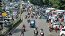 Sejumlah kendaraan melintas di depan TPU Karet Bivak, Jakarta, Rabu (6/7). Padatnya peziarah menyebabkan arus lalu lintas di depan TPU menjadi tersendat karena warga memarkir kendaraan di badan jalan. (Liputan6.com/Yoppy Renato)