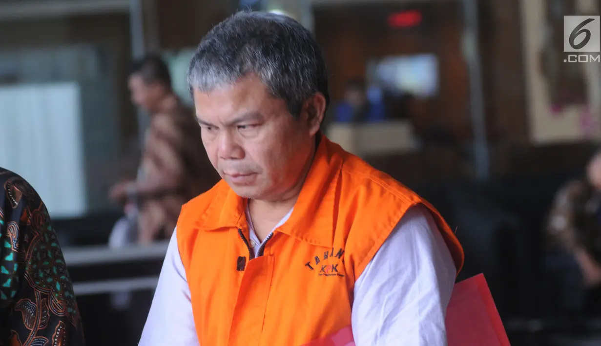 Supervisor KPP Pratama Ambon, Sulimin Ratmin seusai menjalani pemeriksaan di Gedung KPK, Jakarta, Jumat (18/1). Sulimin diperiksa sebagai tersangka untuk melengkapi berkas kasus suap terkait pengurangan kewajiban pajak pribadi. (Merdeka.com/Dwi Narwoko)
