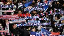 Aksi fans PSG saat mendukung timnya melawan Dijon pada laga Ligue 1 di Parc des Princes stadium, Paris, (17/1/2018). PSG menang telak 8-0. (AFP/Christophe Simon)