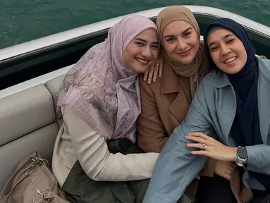Baru-baru ini, Dhini Aminarti mengunggah beberapa foto kenangan kebersamaannya dengan Irish Bella dan Nadzira Shafa di media sosial Instagram. Foto-foto tersebut menampilkan momen indah persahabatan mereka ketika sedang liburan bersama di luar negeri. (Liputan6.com/IG/@dhiniaminarti)